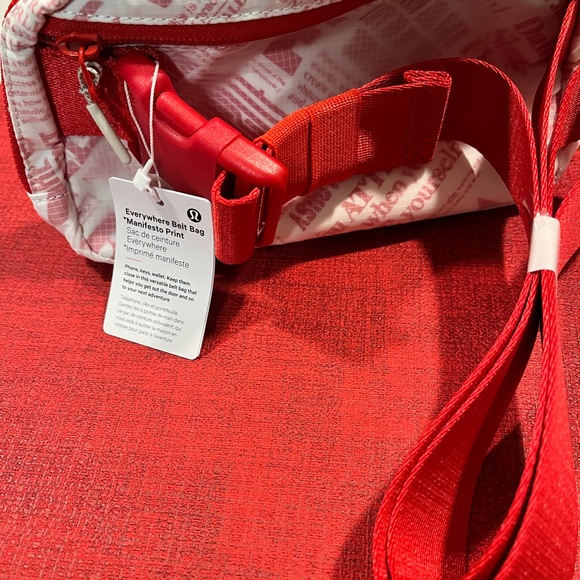 🍁ON SALE🍂LULULEMON AUTHENTIC EVERYWHERE BELT RED/WHITE MANIFESTO PRINT CROSSBODY - Picture 16 of 17